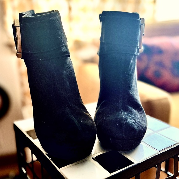 Luichiny vintage black suede high heeled ankle boots w/oversized buckle - Picture 3 of 8